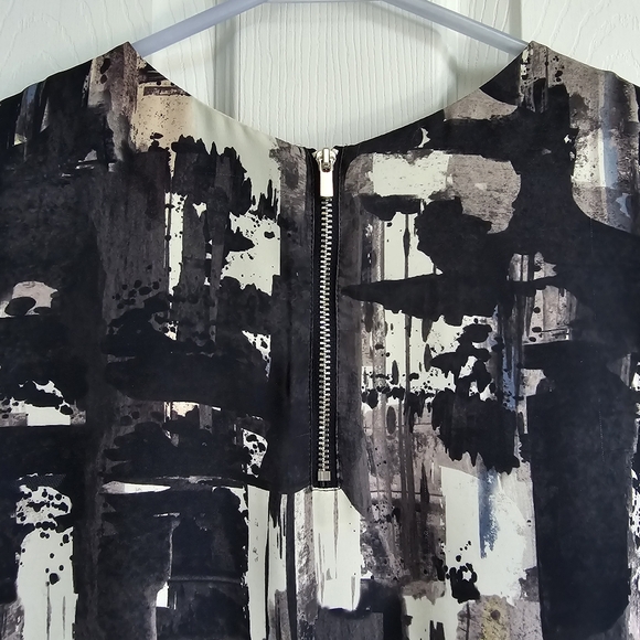 🌷Abstract Graphic Satin Top - Picture 4 of 6